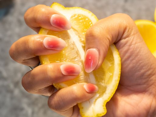 hand die citroen fijn knijpt met Maniac Manicure gellak sticker Pinky Promise Nailart