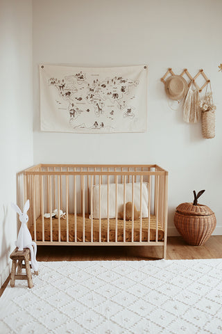 décoration chambre de bébé bois, blanc et rotin rose in april maison bonheur