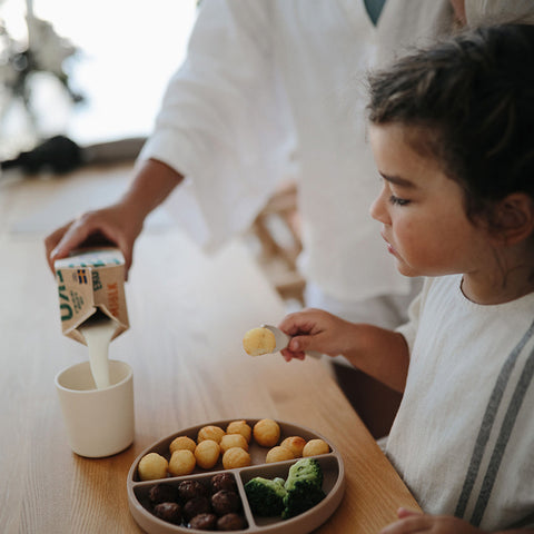 Assiette en silicone compartimentée pour le repas d'un enfant