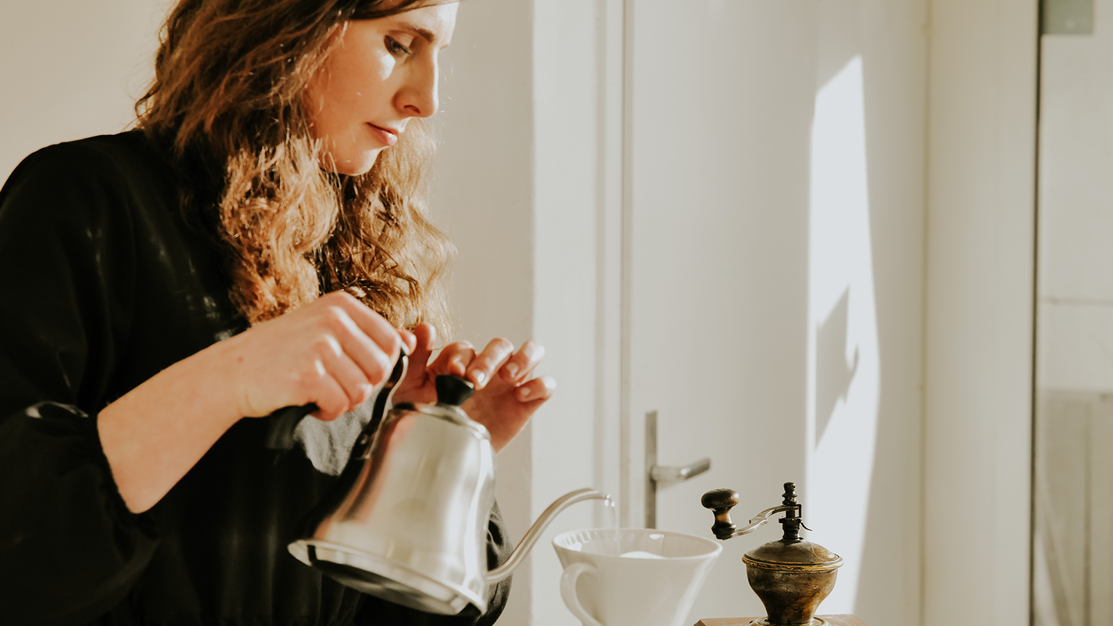 Carolin Ruggaber pouring coffee