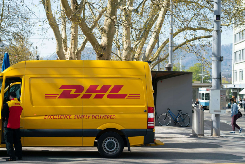 Camion DHL realizando una entrega