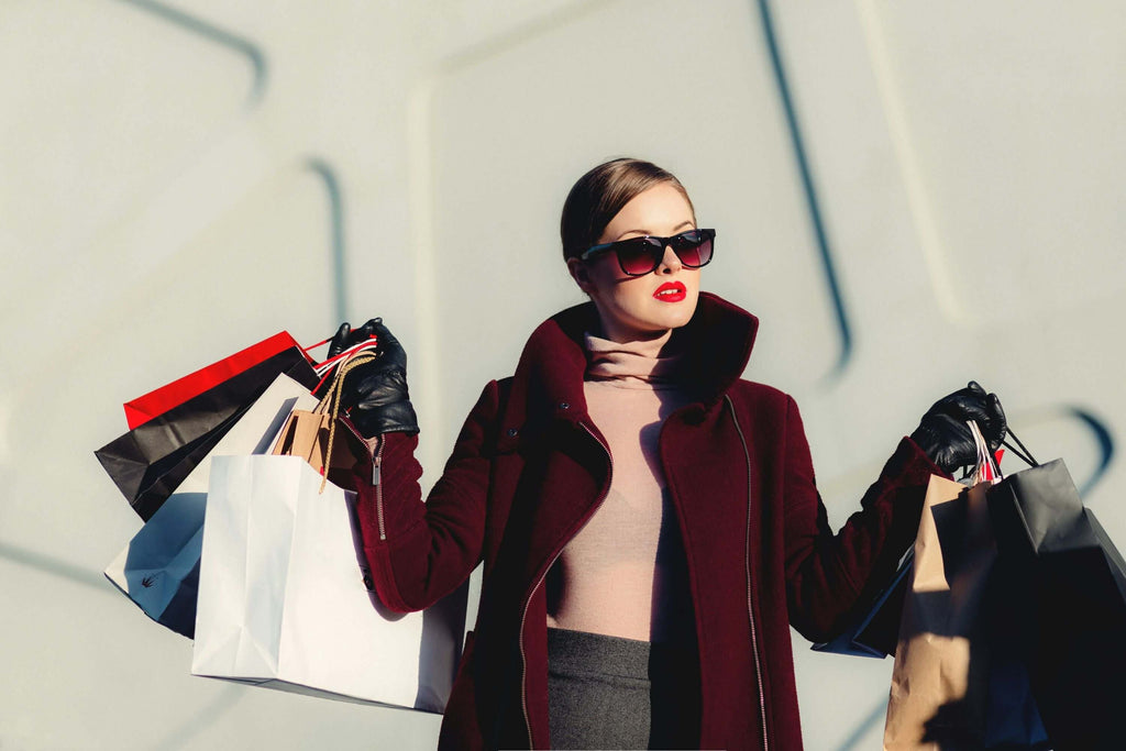 Mujer llevando varias bolsas de compra