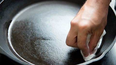 wipe excessive oil from Avias cast iron pan