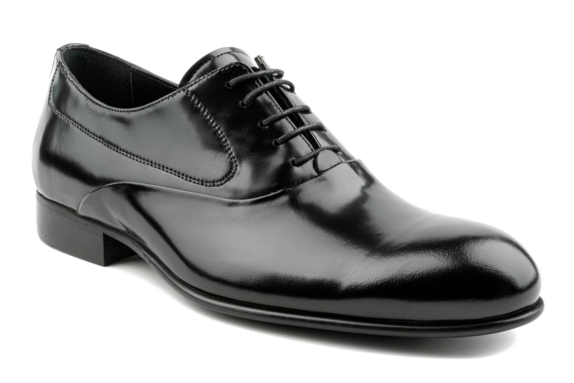 Oxford-Schuh, der zu einem schwarzen Anzug passt, ARI von Debbano