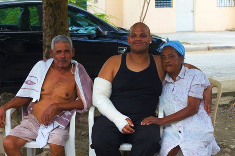 Kenny mit seiner Oma Maria Santana und ihrem Mann. Maria ist die Hüterin der Familie.