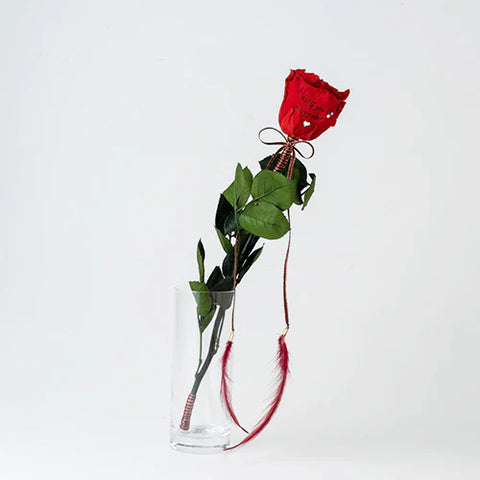 花びらメッセージを入れダイヤモンド入りラメで化粧した赤いバラ
