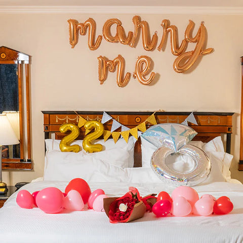 プロポーズの演出がされた部屋