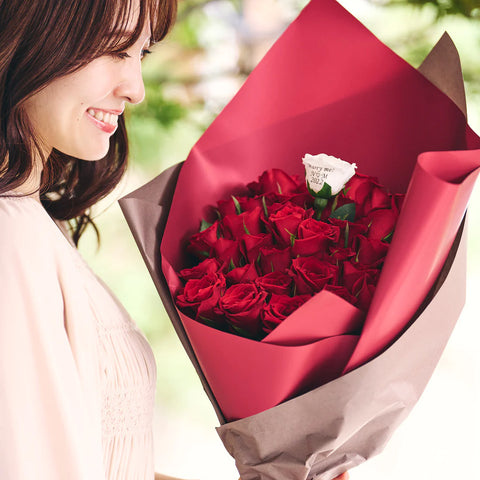 花束の中のバラを花びらメッセージを添えたプリザ―ブドフラワーに変更可能