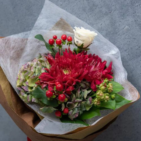 プロポーズにおすすめな花びらメッセージ入りのバラを加えた季節の花の花束