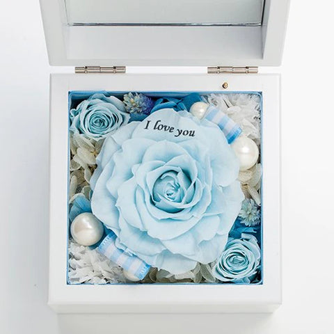 花びらメッセージの入った大輪バラを入れた白いボックス型のオルゴール