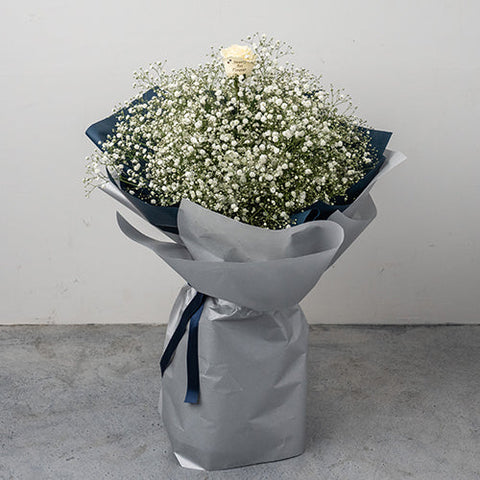 プロポーズにおすすめな花びらメッセージ入りのバラを加えたかすみ草の花束