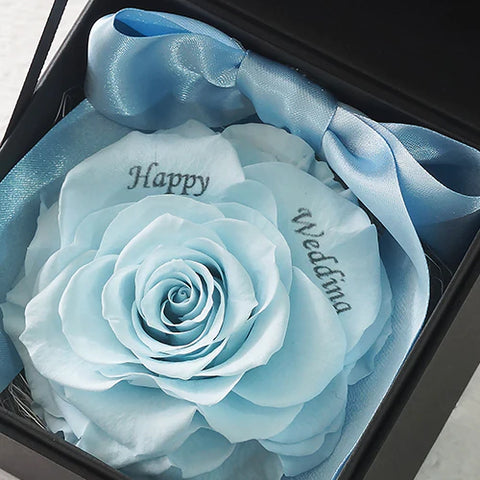 Happy Weddingとメッセージが入った水色のバラ