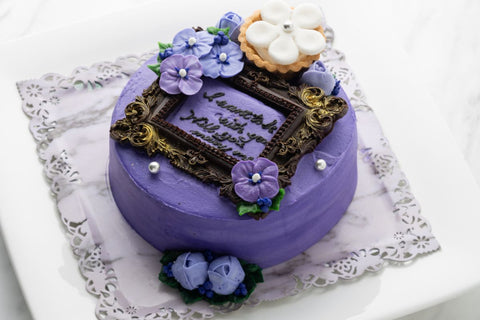 紫や青をベースにしたアンティーク調のケーキ