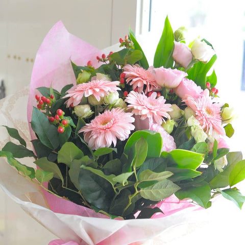 「熱愛」の花言葉を持つピンクのガーベラの花束