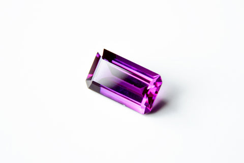 紫色の水晶であるアメジスト