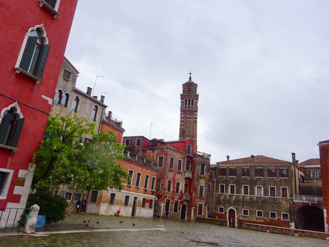 ハネムーンで人気のイタリアの塔の見える広場の風景