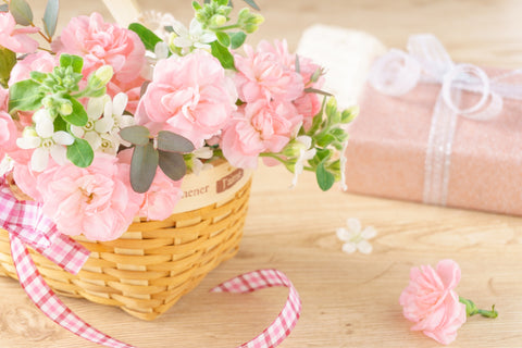 婚約祝いのピンクの花かごアレンジとプレゼントの小箱