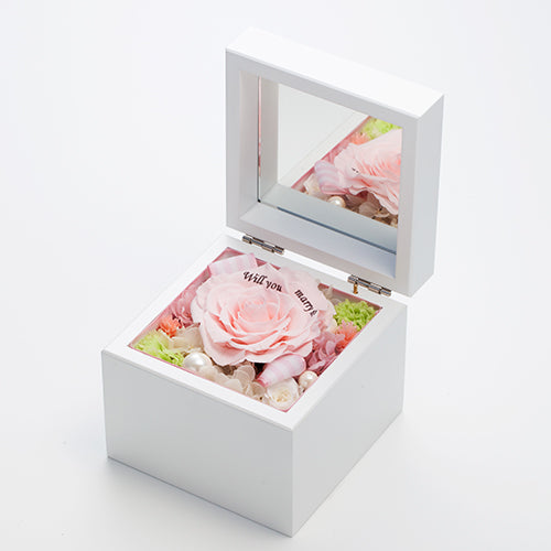花びらメッセージの入った大輪バラを入れた白いボックス型のオルゴール