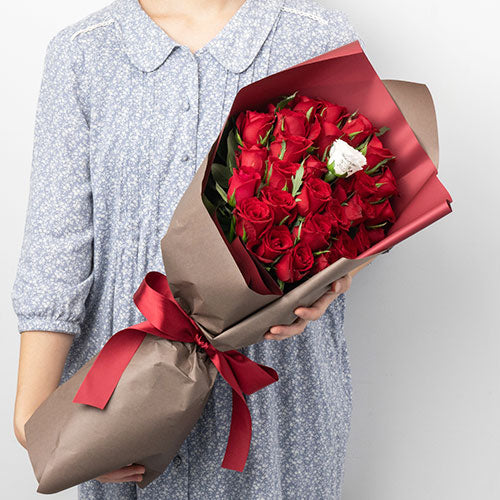 プロポーズにおすすめな赤いバラの花束