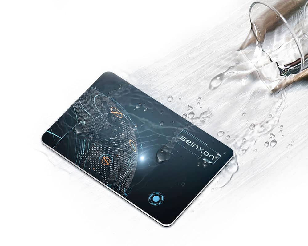 Seinxon-tracking-card-demonstrating-IP68-waterproof-capabilities-submerged-in-water-showcasing-its-resilience-and-advanced-technology.jpg__PID:fb3fff7f-4b90-4728-8ee5-e730ec1769cb
