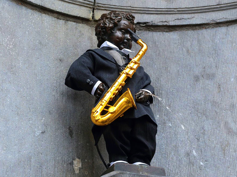 Manneken-Pis avec saxophone