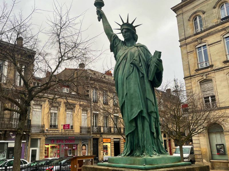 Petite statue de la république dans une rue