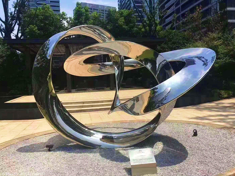 Statue abstraite métallique