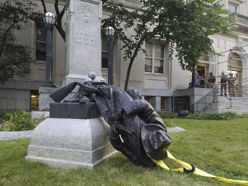 Statue confédérée détruite