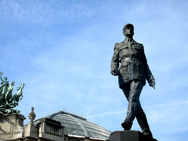 Statue de Charles de gaulle sur les champs Élysées