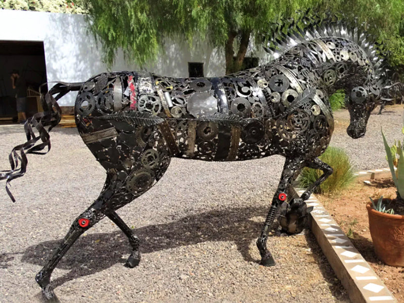 Statue de cheval en métal