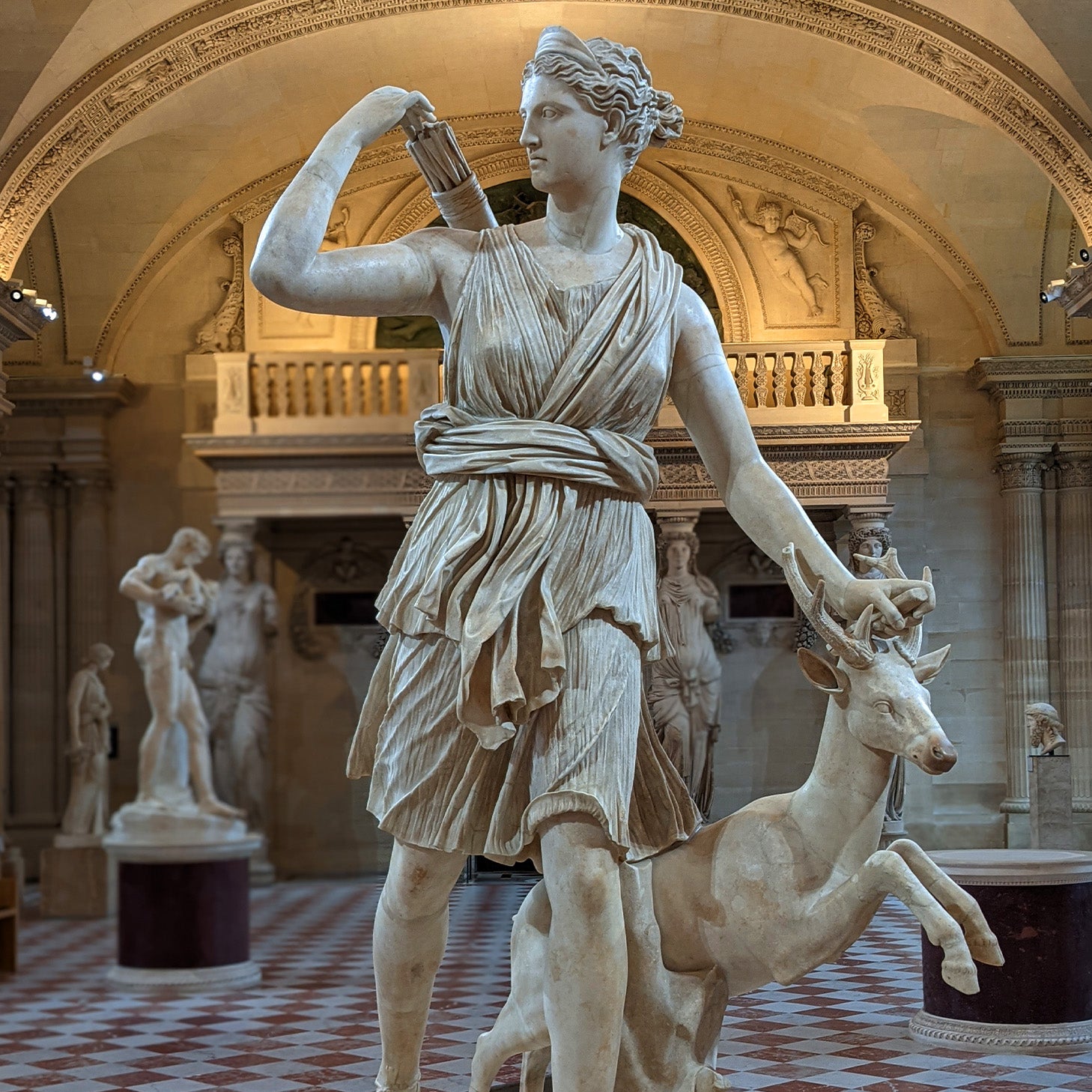 Statue de femme avec cerf au Louvre