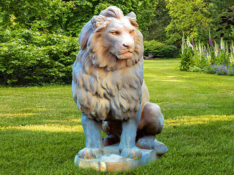 Statue de lion dans jardin