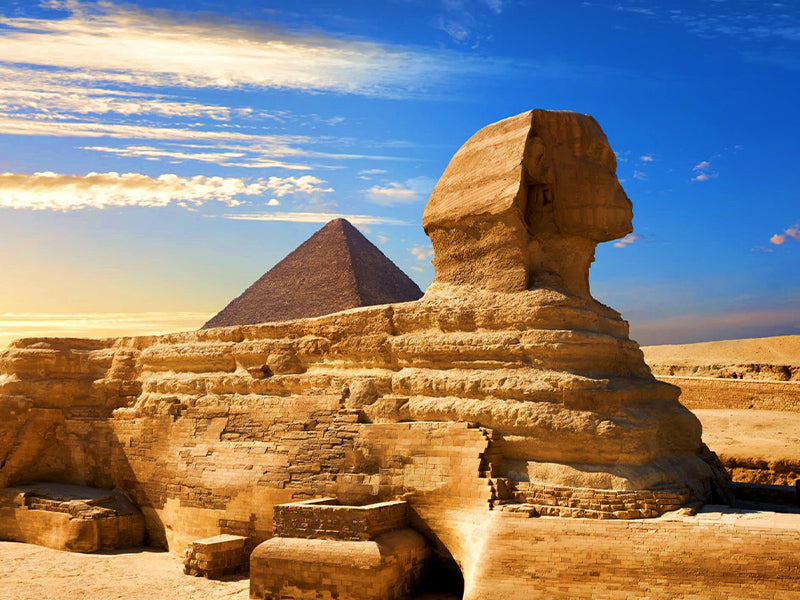 Statue égyptienne de sphinx et pyramide