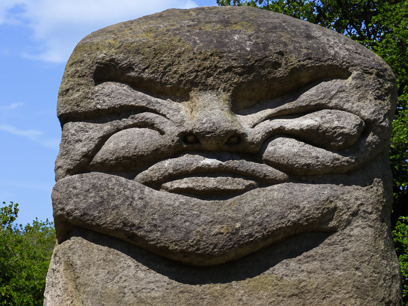 Statue en pierre taillée