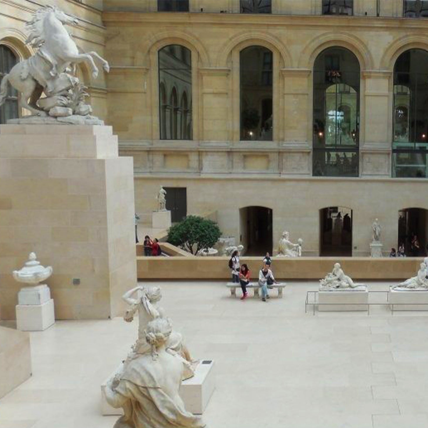 statue du Louvre dans la cour