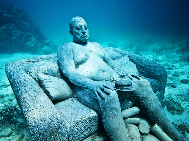 statue sous l'eau homme sur canapé
