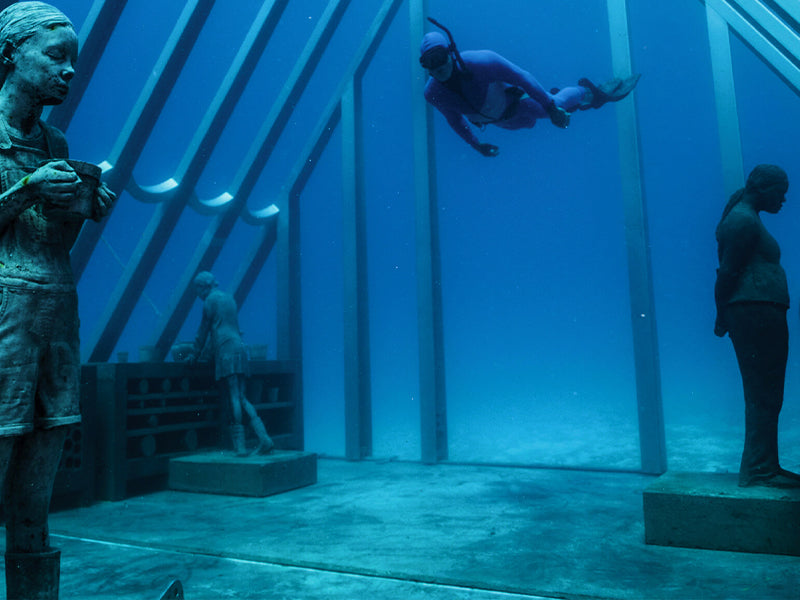 visite de statue sous l'eau