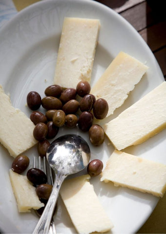 tagliere formaggi e olive sardi