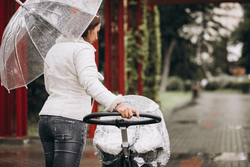 women ride ebike in rain with rainbouat et umbrella