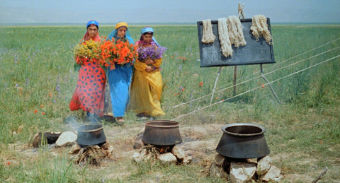 Women dyeing wools