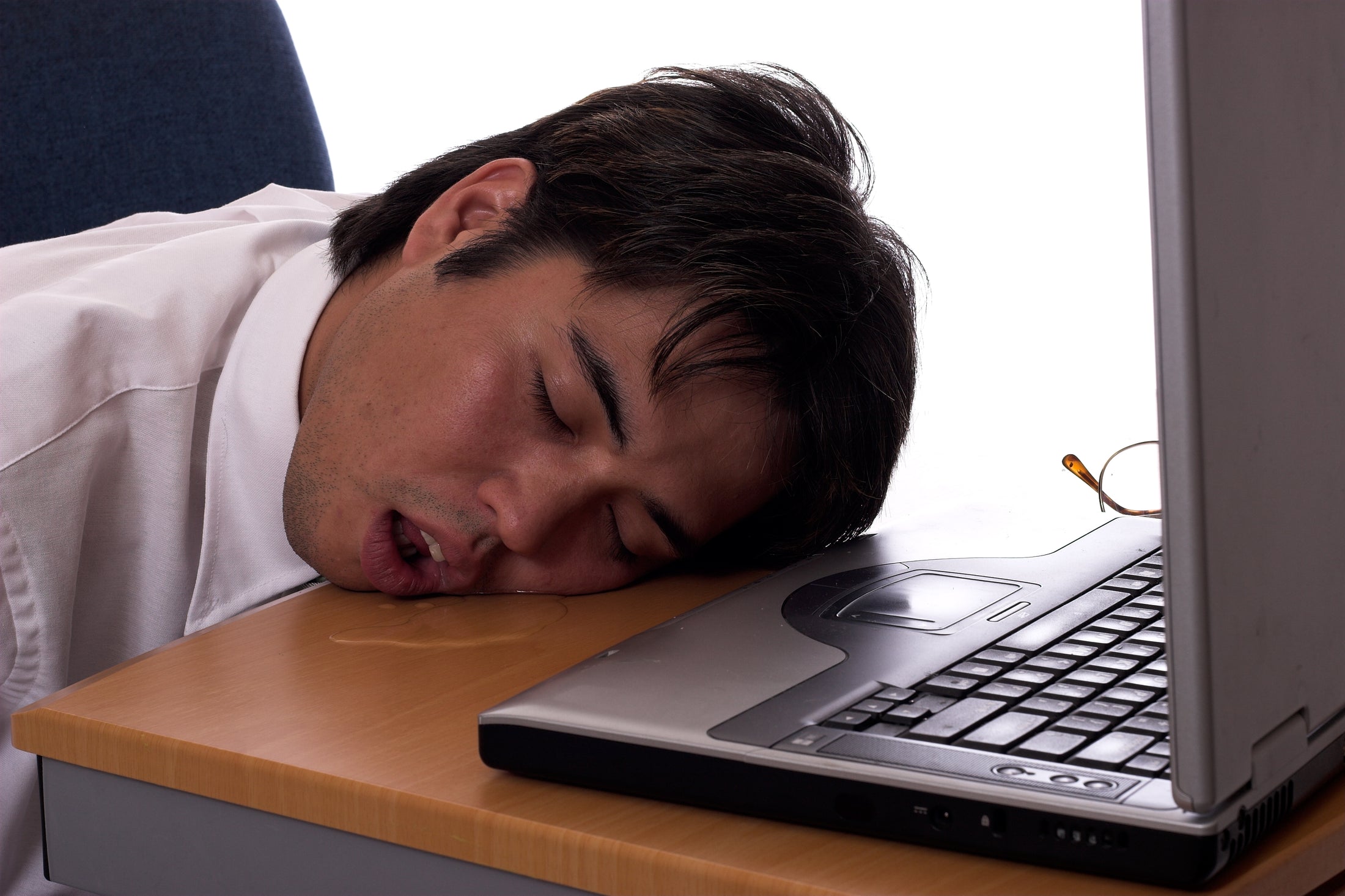 Фф устал. Спящий человек на столе. Усталый человек за компьютером. Уснул за компом.