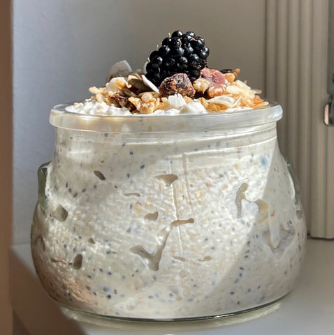 Barattolo con crema overnight oat con Original Granola