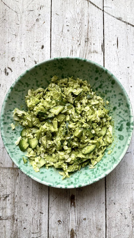 Bowl con insalata verde su sfondo legno