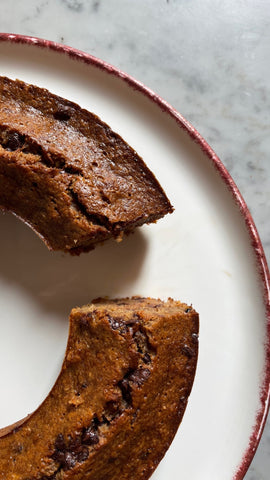 Piatto bianco con banana bread al cioccolato tagliato