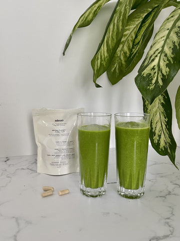 Due bicchieri di glow skin smoothie con pillole di adesso beauty e pianta