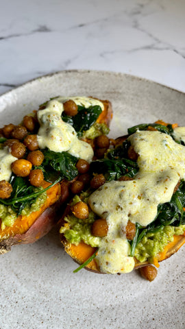Sweet potato stuffed with chickpeas, spinach and zoomed chives