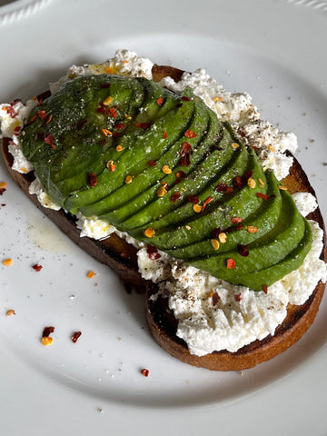 Piatto con avocado toast, ricotta