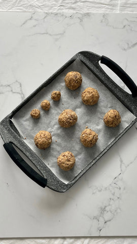 Teglia con palline di cookie dough bites di diverse dimensioni