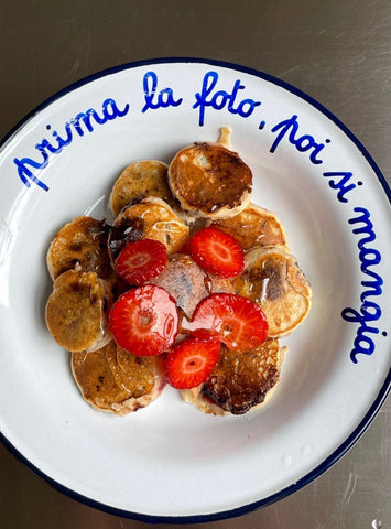 Mini pancakes alle fragole con femme fatale su piatto con scritto prima la foto poi si mangia