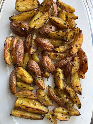 Patate arrosto su teglia bianca